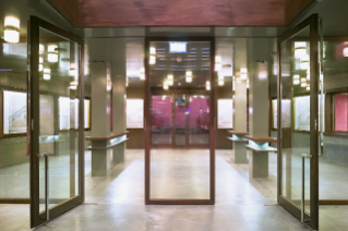 Durchblick von aussen durch den neu gestalteten Eingangsbereich zum Foyer. (© Theodor Stalder, Zürich)